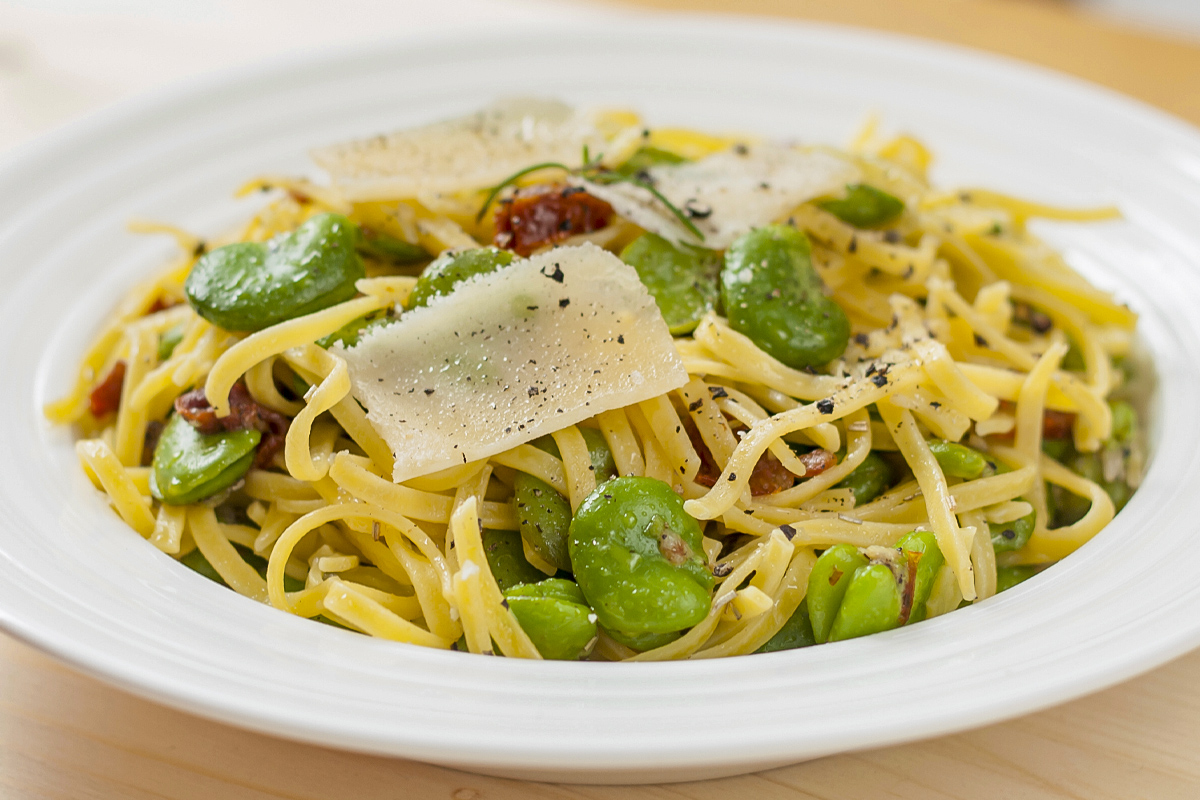 Calabrian pasta and broad beans, the traditional recipe